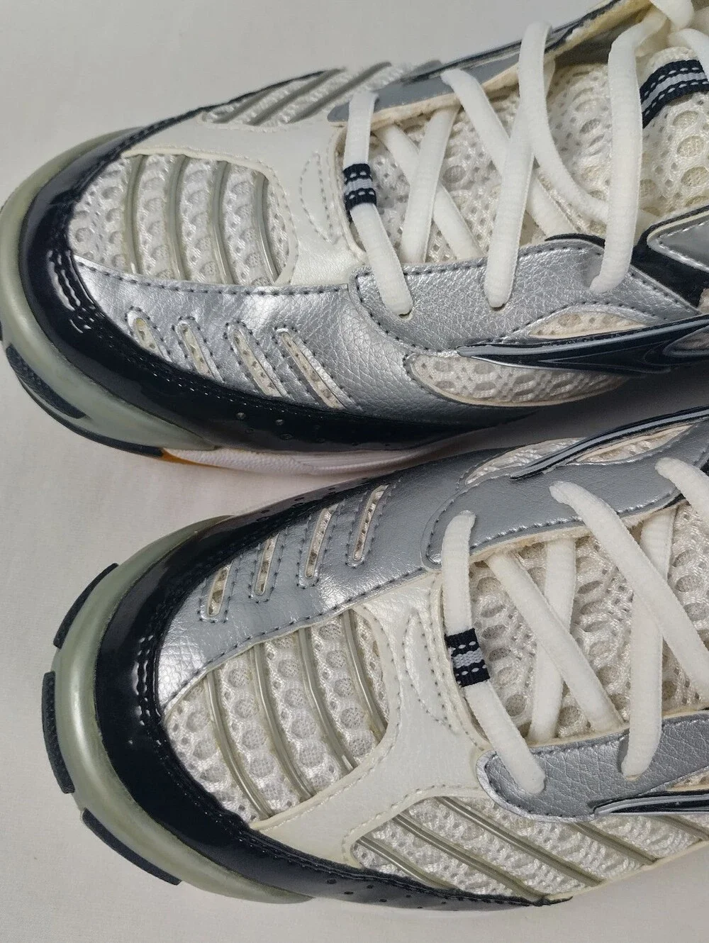Mizuno Women's Size 12 Wave Lightning 6 Volleyball Shoes White Silver Black New
